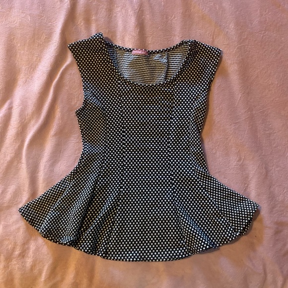 ‼️SOLD‼️Sleeveless Blouse w Raised PolkaDots & Flared Bottom Flattering! - Picture 2 of 13